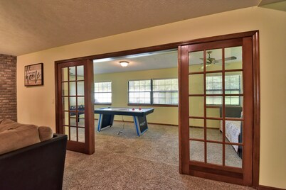 Tropical Pool Home in SE Ocala! Air Hockey, Foosball, Brand New Kitchen & Floors