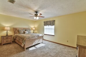 3 bedrooms, iron/ironing board, WiFi, bed sheets