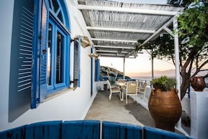 Outdoor dining - Castri House in Matala (Matala)