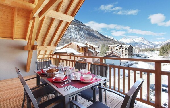 Outdoor dining - Swimming pool, parking, tv, ski locker, 39-49m², Serre Chevalier (SERRE CHEVALIER)