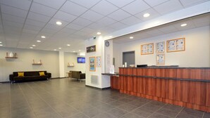 A spacious lobby with a reception desk, a sofa, and a television. - Wifi, ski-in/ski-out & foot of the slopes, fitness, swimming pool, terrace, balcony, tv, ski locker (Auris)