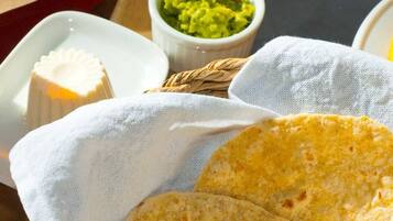 فطور كامل مجانًا يوميًا