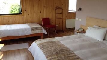 ستائر تعتيم ومكواة/لوح كي وواي فاي مجانًا وملاءات أسرّة