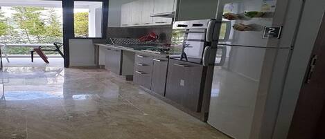 Réfrigérateur, micro-ondes, four, plaque de cuisson