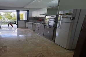 Réfrigérateur, micro-ondes, four, plaque de cuisson