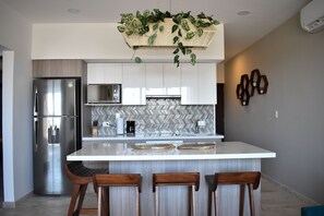 Réfrigérateur, micro-ondes, four, plaque de cuisson