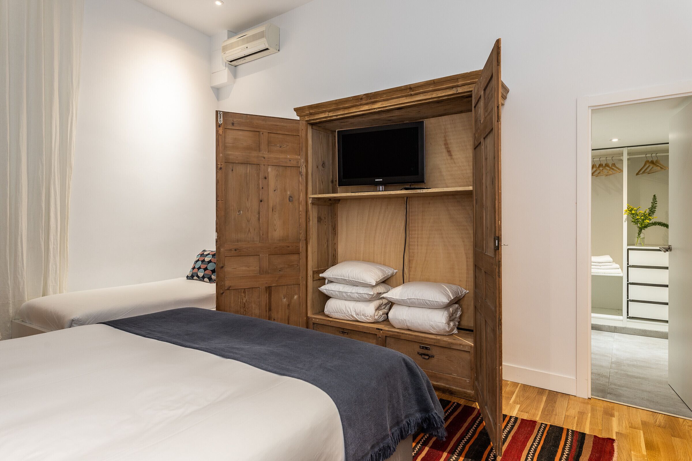4 bedrooms, iron/ironing board, free WiFi