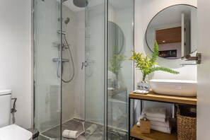 Douche, sĂšche-cheveux, serviettes fournies