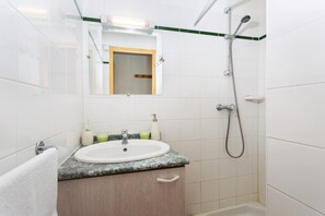 Bathtub - Chalet, ski-in/ski-out & foot of the slopes, terrace, balcony, fireplace or stove, tv, 75-82m² (La Plagne)