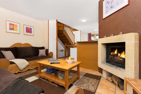 TV, fireplace - Chalet, ski-in/ski-out & foot of the slopes, terrace, balcony, fireplace or stove, tv, 75-82m² (La Plagne)