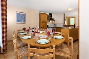 Dining - Chalet, ski-in/ski-out & foot of the slopes, terrace, balcony, fireplace or stove, tv, 75-82m² (La Plagne)