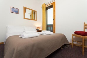 4 bedrooms, free WiFi - Chalet, ski-in/ski-out & foot of the slopes, terrace, balcony, fireplace or stove, tv, 75-82m² (La Plagne)