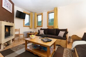 TV, fireplace