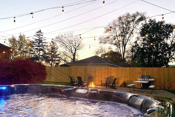 TheBrickHouse Backyard Oasis - hot tub, grill, lights, firepit (complementary firewood provided), privacy fence, did I mention HOT TUB!!??