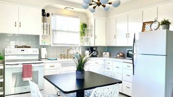 KĂŒhlschrank, Mikrowelle, Ofen, Herdplatte