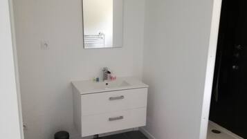 Douche, sĂšche-cheveux, serviettes fournies, papier toilette