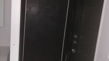 Een douche, een haardroger, handdoeken, toiletpapier