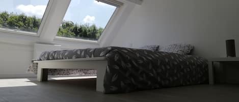 1 slaapkamer, een strijkplank/strijkijzer, gratis wifi, beddengoed