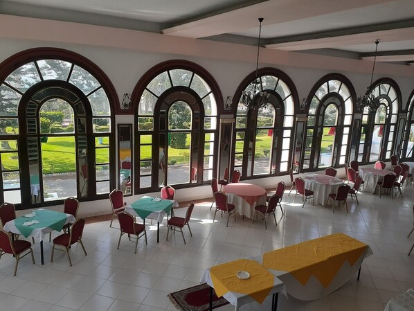 Breakfast, lunch, dinner served; local and international cuisine 