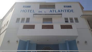 A building with the sign "HOTEL DE L'ATLANTIDE" indicating it is a hotel.