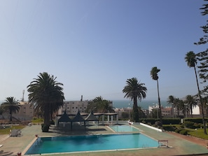 2 buitenzwembaden, parasols bij het zwembad en ligstoelen