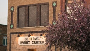 A brick building with a sign reading "Central Event Center". - Inn On Central (Le Mars)