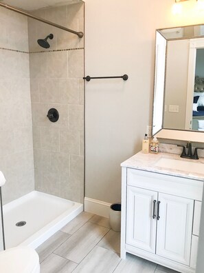 Bathroom - Inn On Central (Le Mars)