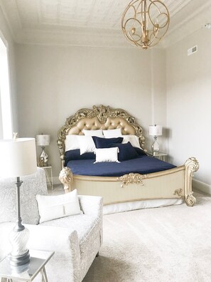 Pillow-top beds, individually decorated, individually furnished - Inn On Central (Le Mars)