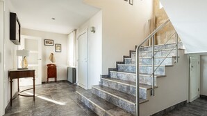 En trappa med metallräcken som leder upp till en liten plattform.
