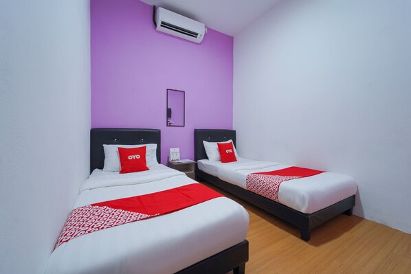 Habitación con 2 camas individuales | Escritorio, cortinas blackout y tabla de planchar con plancha 