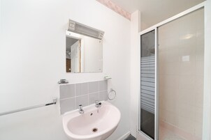 Een douche, handdoeken