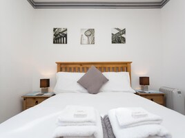 Individually furnished, iron/ironing board, free WiFi, bed sheets