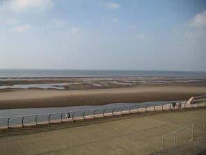 Beach nearby - Deneside Guest House (Blackpool)