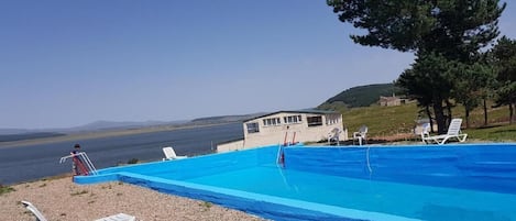 Una piscina al aire libre de temporada