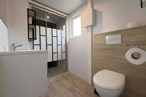 Douche, séchoir à cheveux, serviettes fournies, papier de toilette