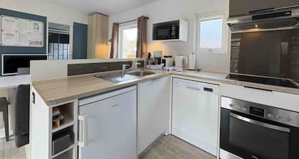 Moderni asuntovaunu, jossa on ulkosauna Murner-järvellä