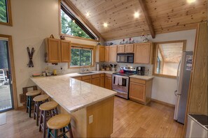 Fridge, microwave, stovetop, dishwasher