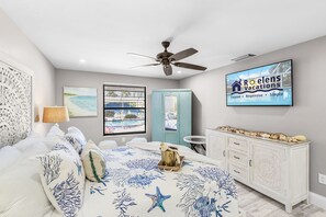 4 bedrooms, iron/ironing board, free WiFi, bed sheets - Direct Gulf Access, Spa and Heated Pool - Villa Poseidon's Passage- Roelens Vacations (Cape Coral)