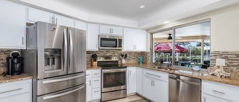 Réfrigérateur, four à micro-ondes, un four, surface de cuisson