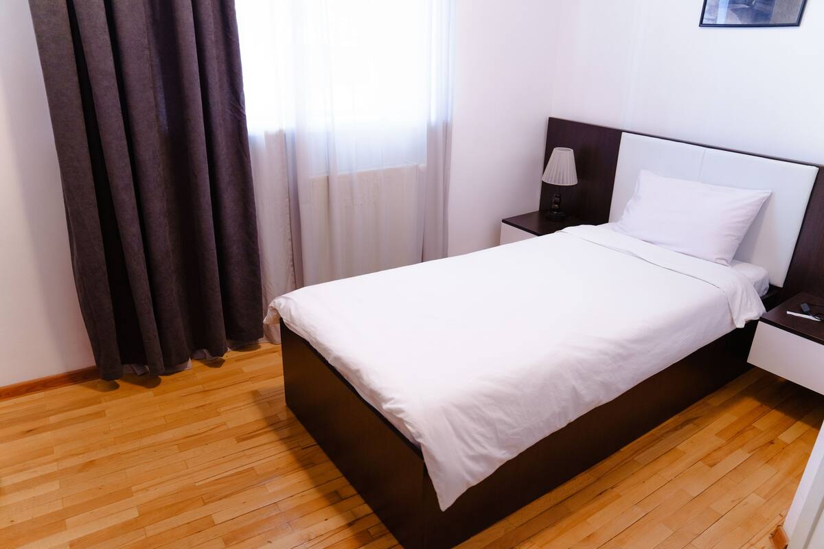 Business Single Room | Bathroom | Slippers, towels