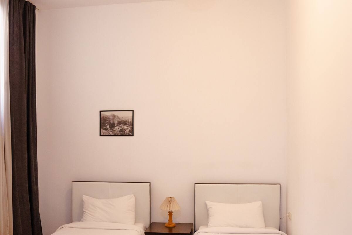 Classic Twin Room | Desk, soundproofing, WiFi (free), bed sheets
