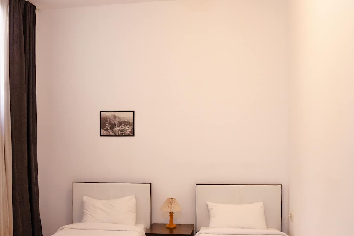 Habitación clásica con 2 camas individuales | Escritorio, insonorización, wifi gratis y ropa de cama