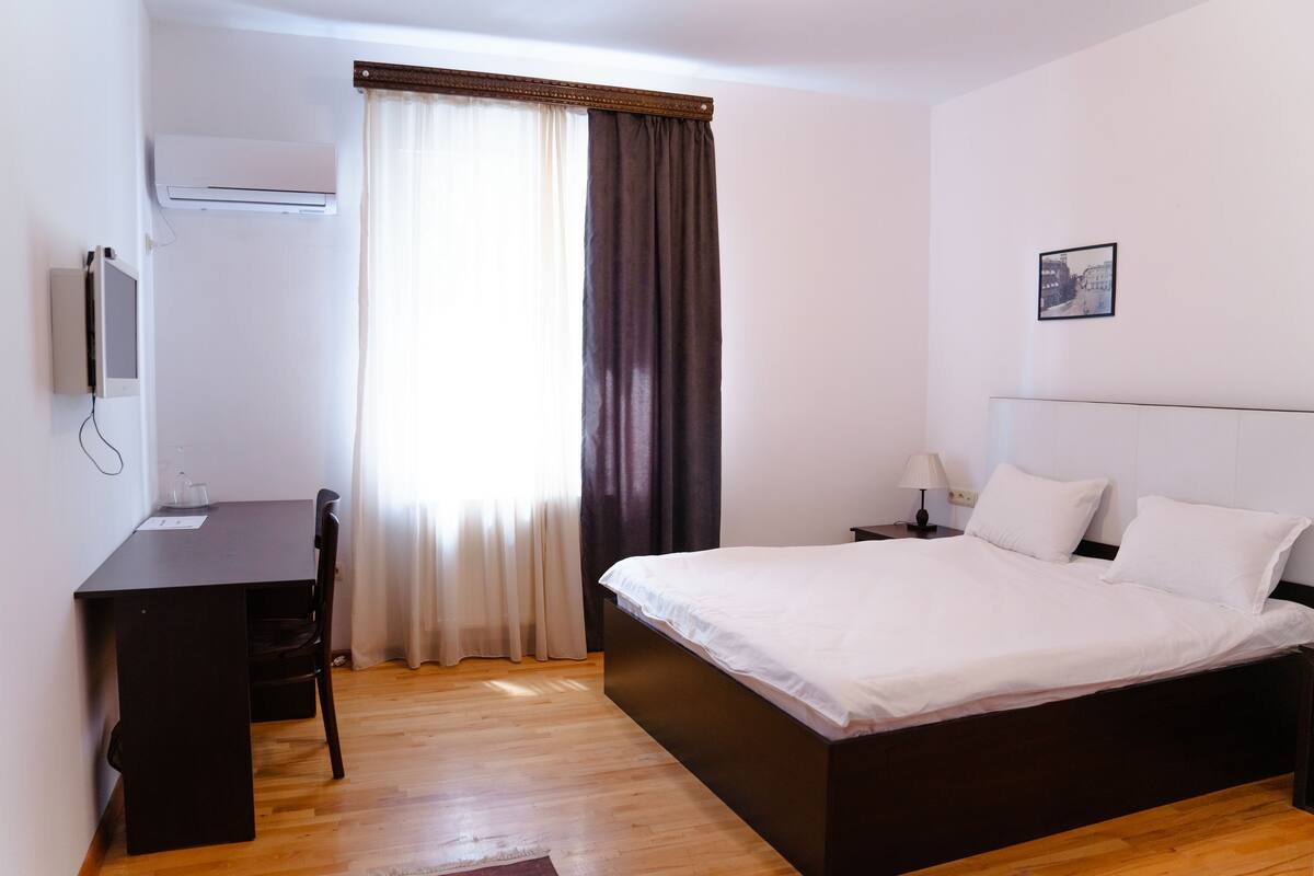 Desk, soundproofing, WiFi (free), bed sheets