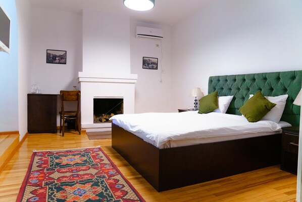 Habitación doble Deluxe | Escritorio, insonorización, wifi gratis y ropa de cama