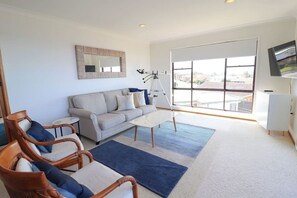 Smart-tv och ett bordtennisbord