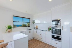 Kylskåp, mikrovågsugn, ugn och spishäll