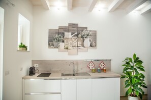 Fridge, oven, stovetop, coffee/tea maker