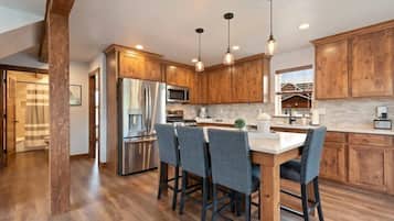Dishwasher, cookware/dishes/utensils