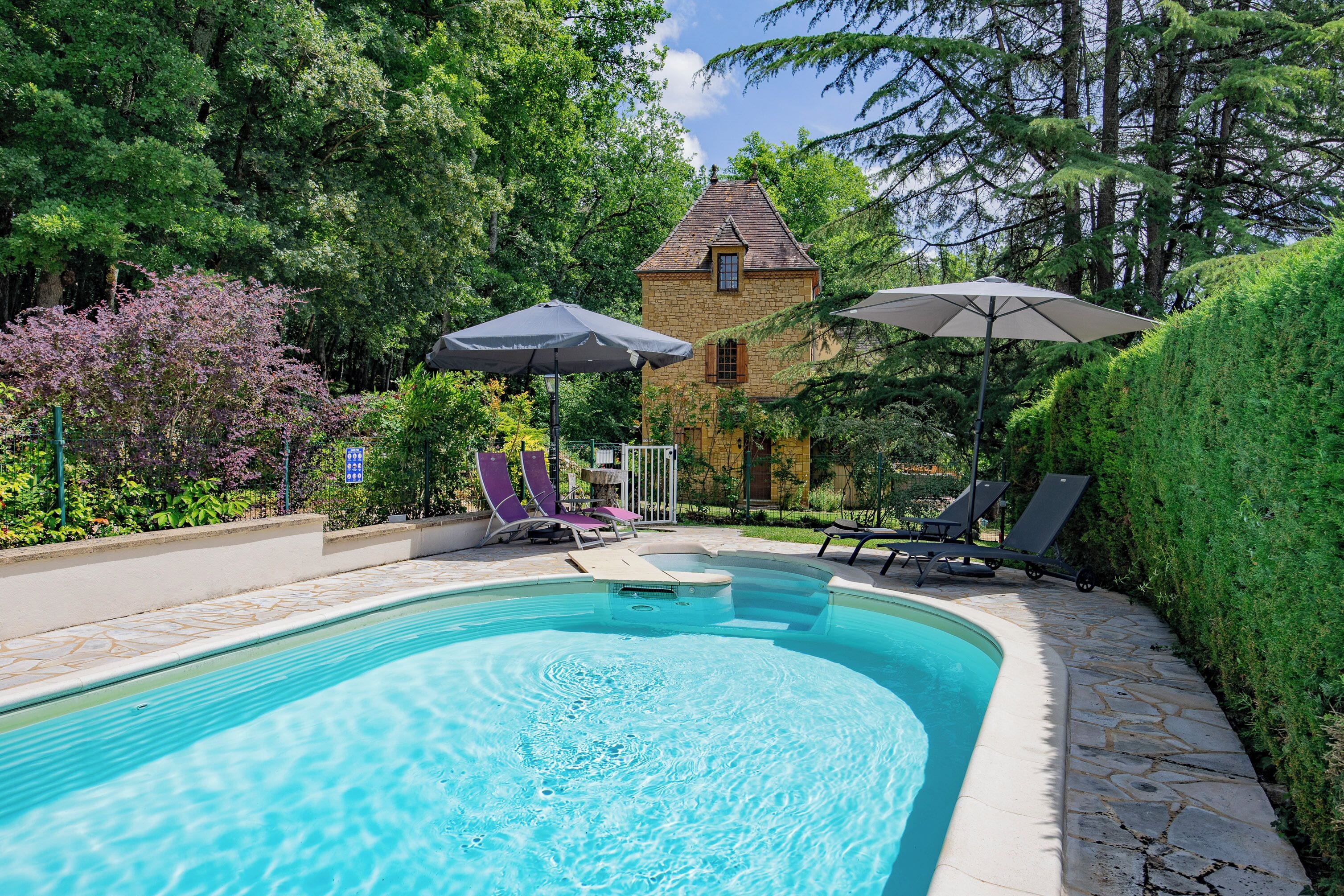 Piscine extérieure, chaises longues