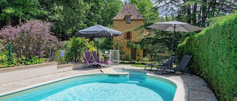 Piscine extérieure, chaises longues